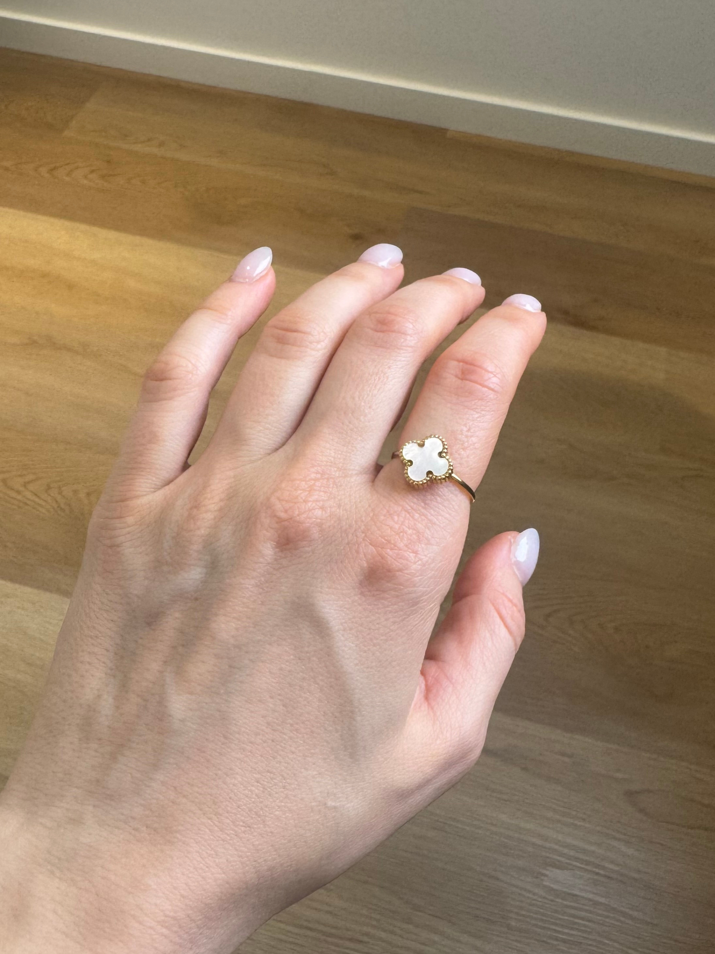 Anel trevo branco ajustável