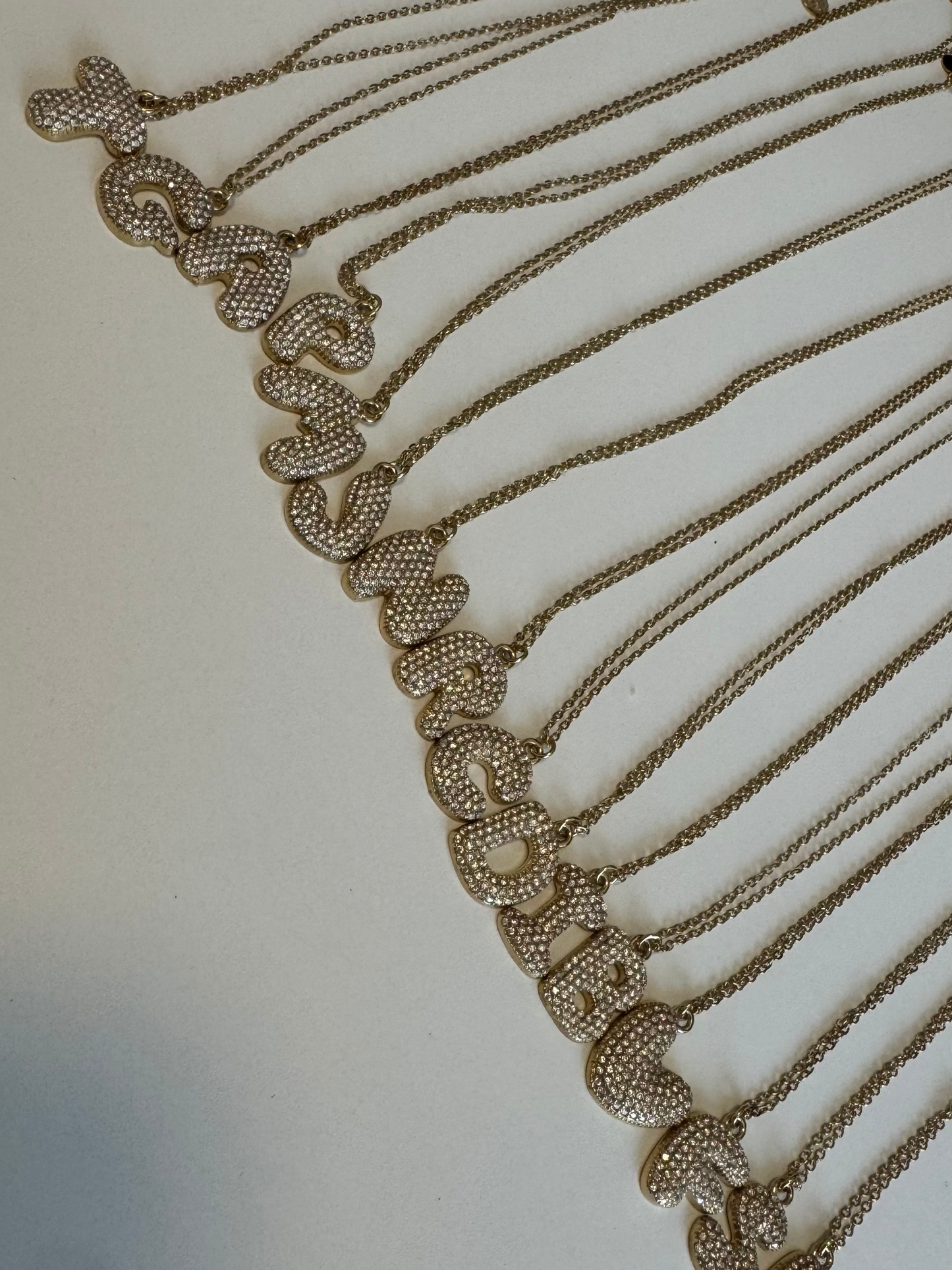 Colar dourado zircónias com letra