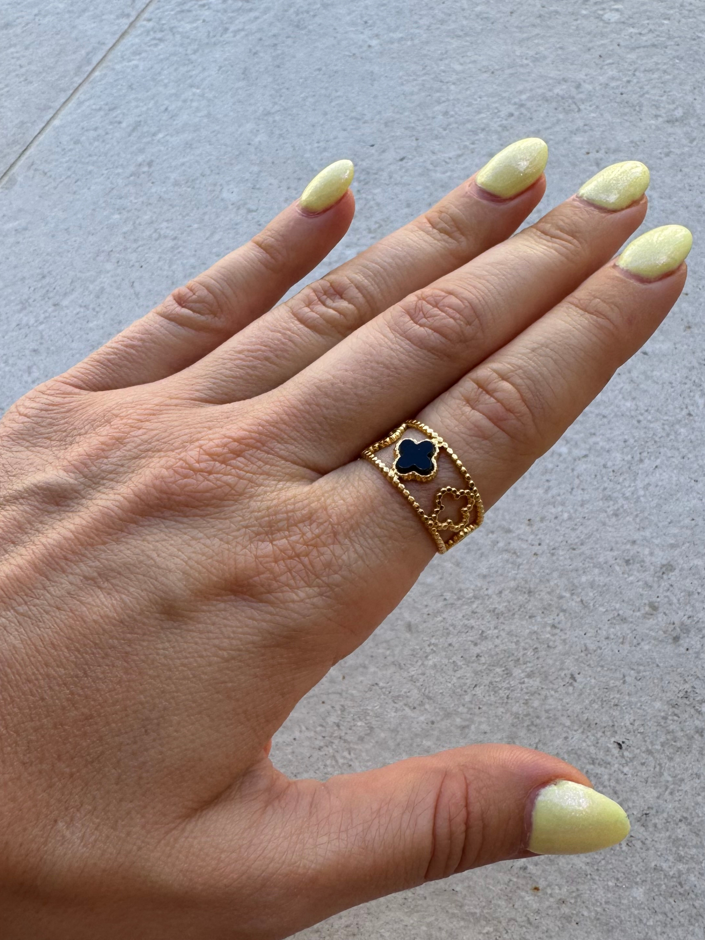 Anel trevo preto com dourado