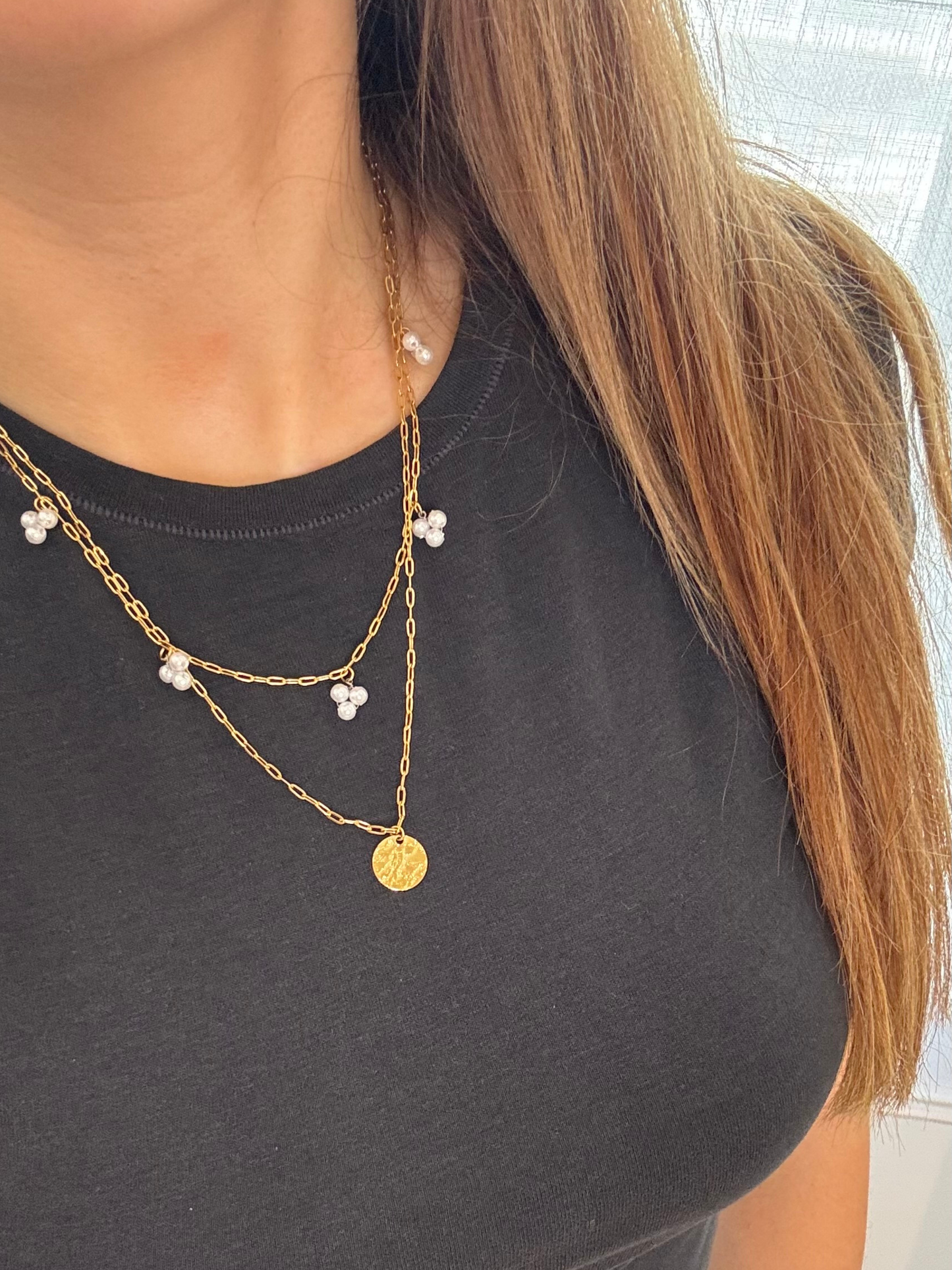 Colar duplo círculo dourado e círculos brancos pequenos