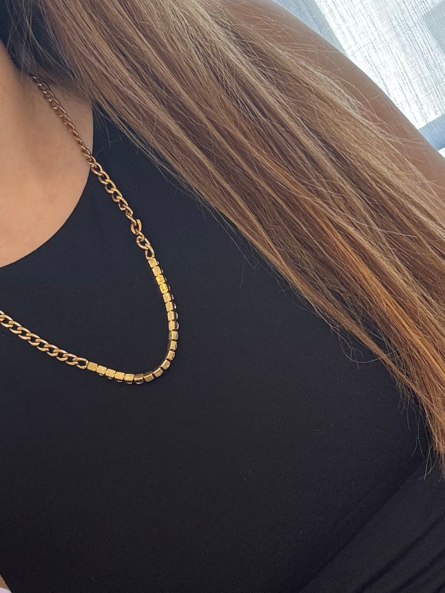 Colar dourado com zircónias