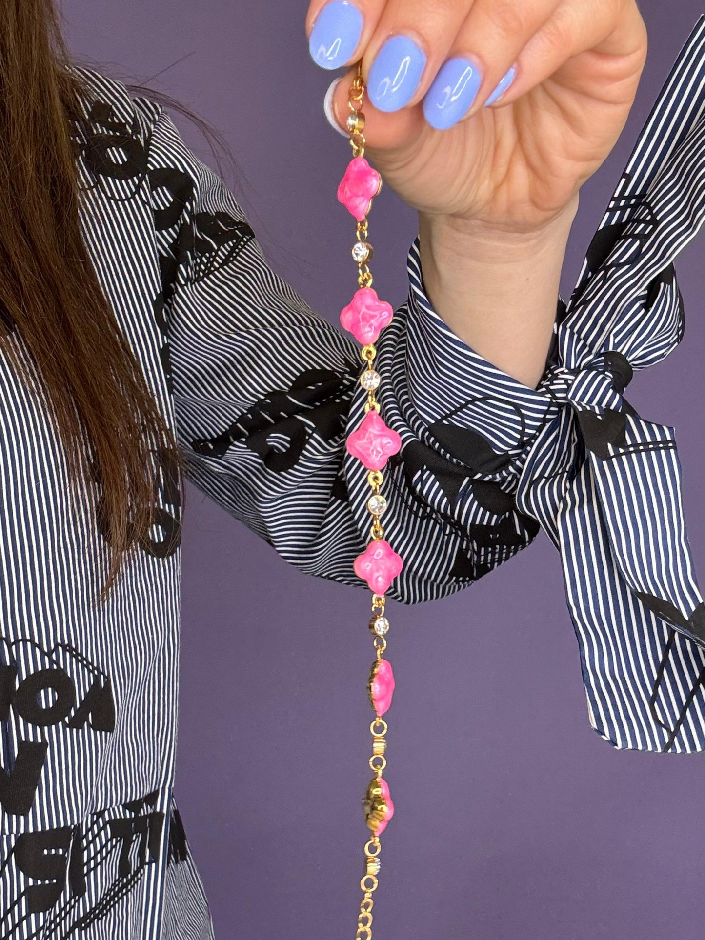 Pulseira cor-de-rosa com zircónias e acabamento dourado