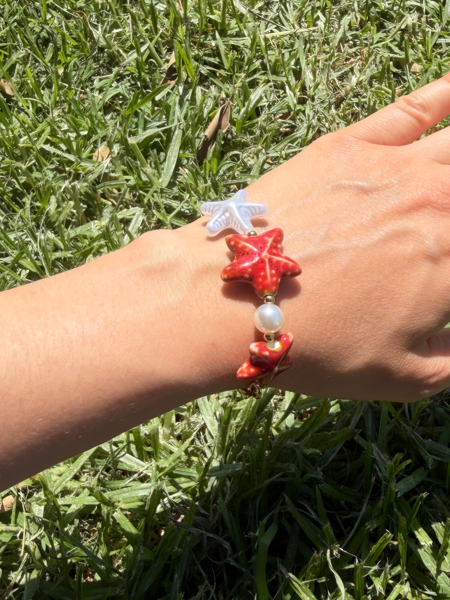 Pulseira estrelas branca e vermelha ajustável aço inoxidável dourado