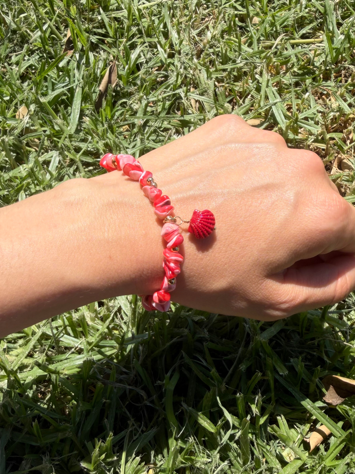 Pulseira concha vermelha ajustável aço inoxidável dourado