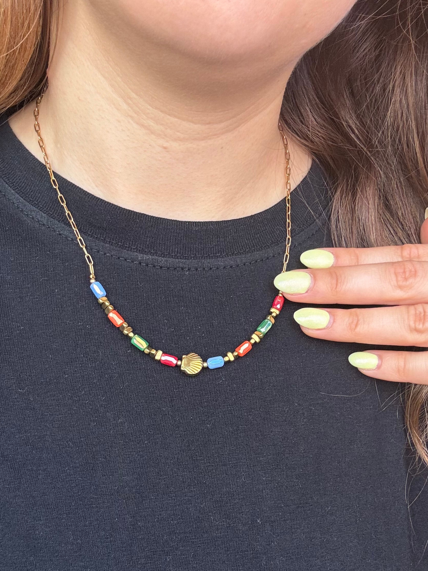 Colar missangas coloridas e concha dourada