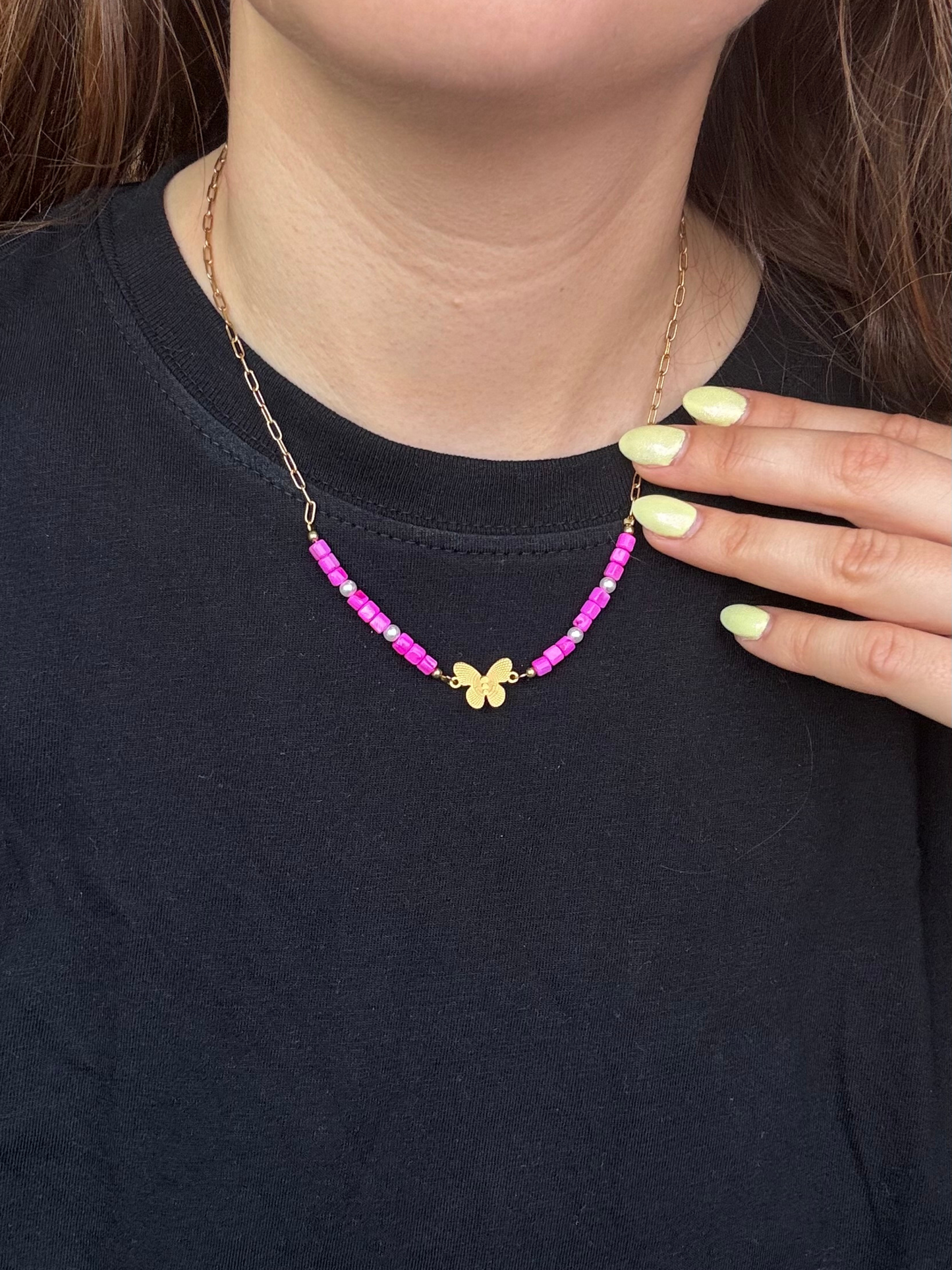 Colar borboleta dourada e missangas rosa