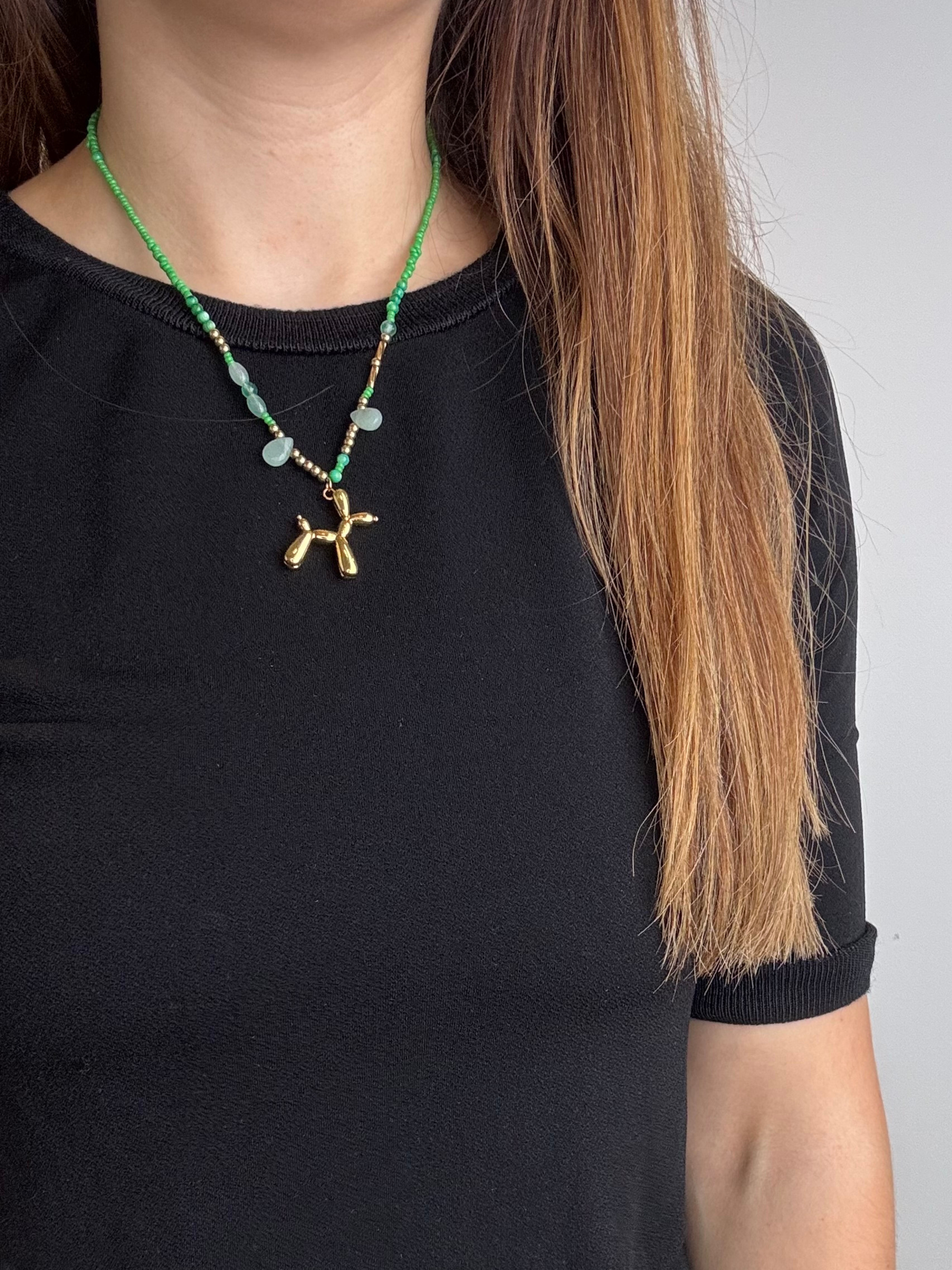 Colar missangas com cão balão dourado