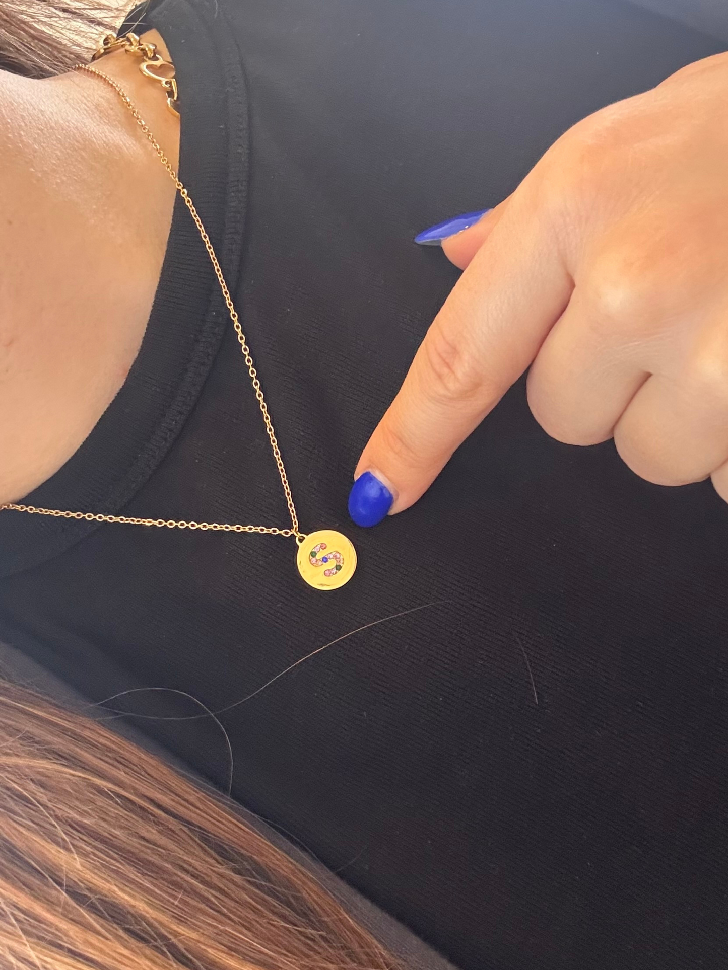 Colar Letra Dourado com zircónias coloridas