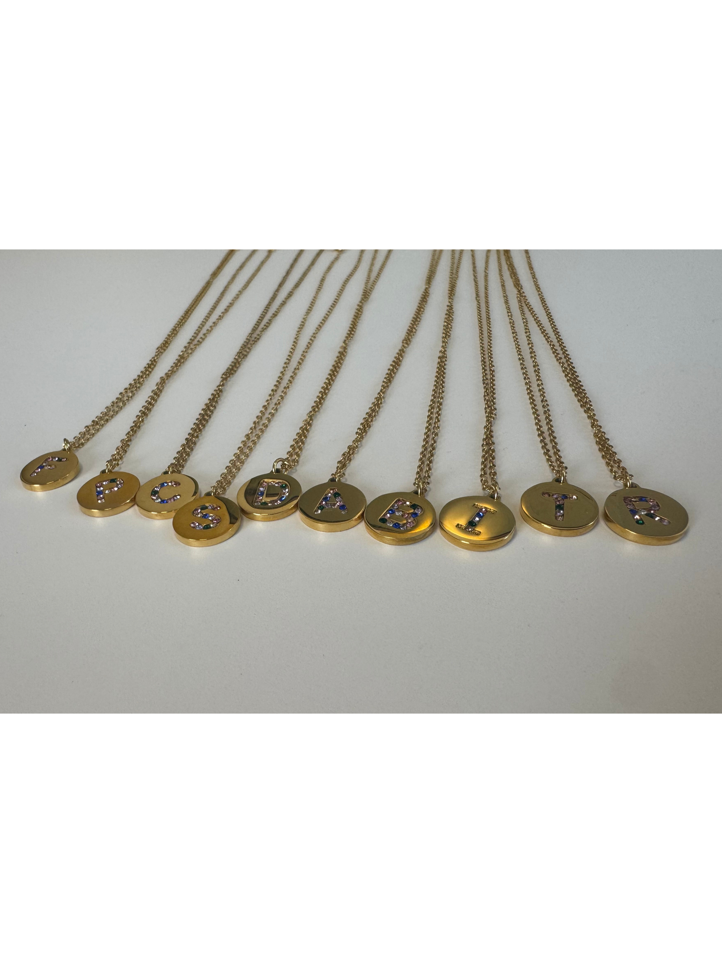 Colar Letra Dourado com zircónias coloridas