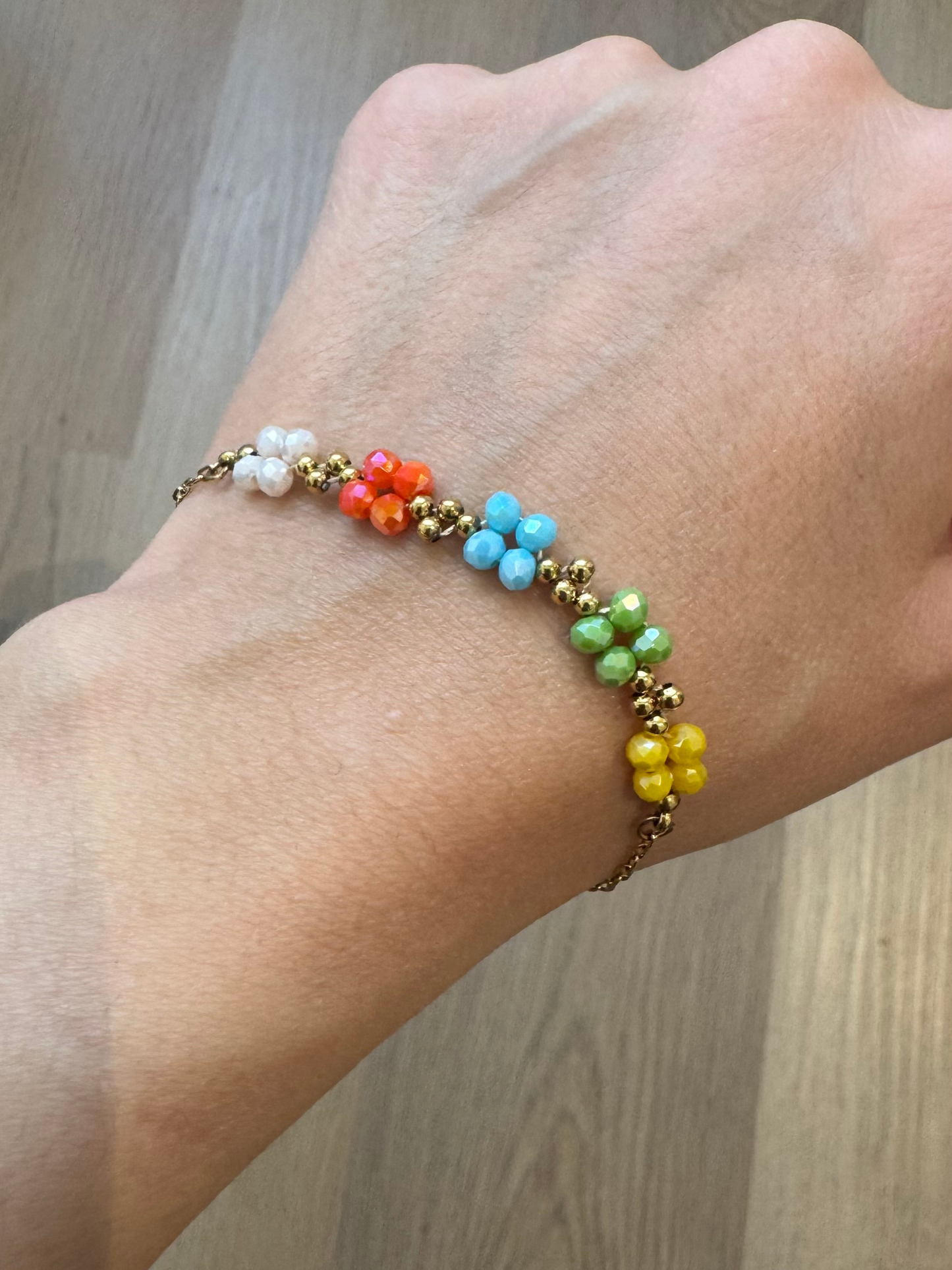 Pulseira colorida flor e dourada em aço inoxidável
