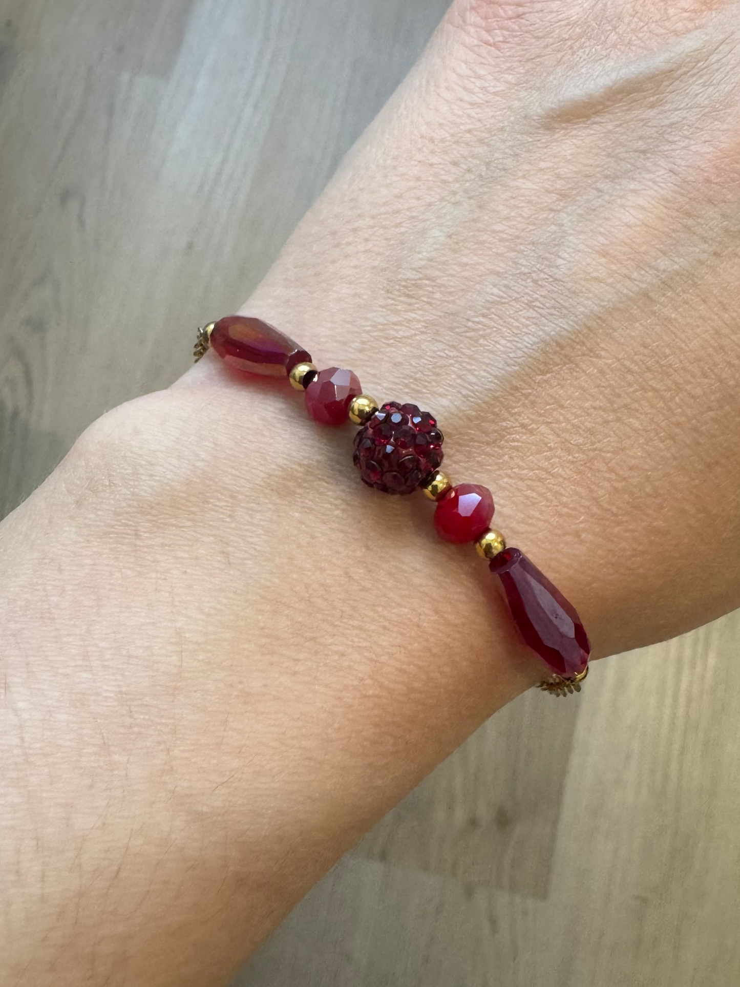 Pulseira vermelha em aço inoxidável