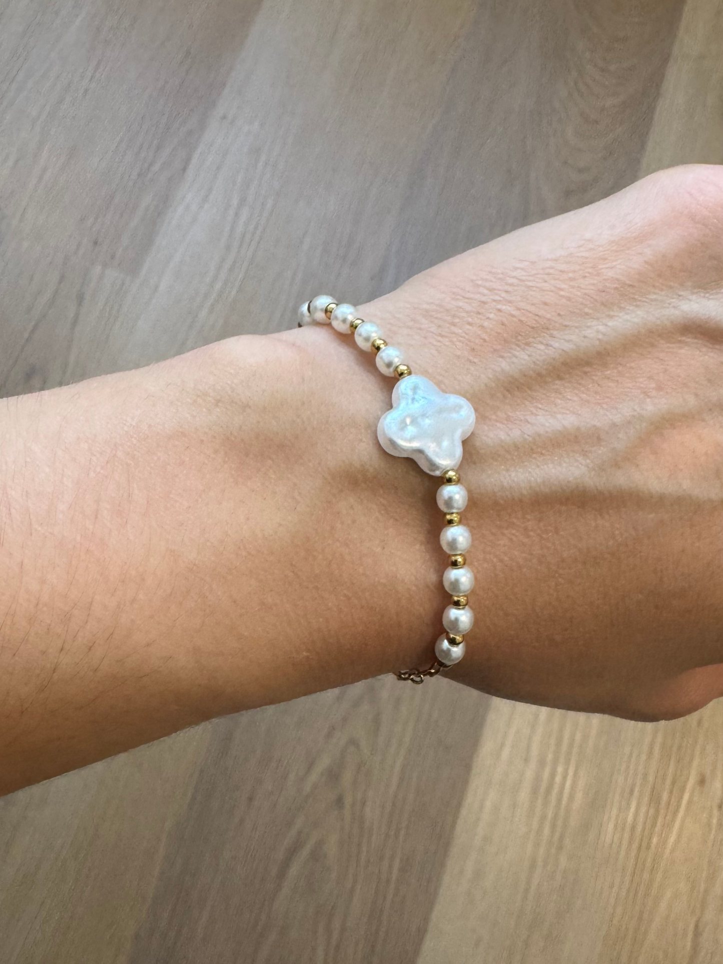 Pulseira branca trevo e missangas em aço inoxidável dourado