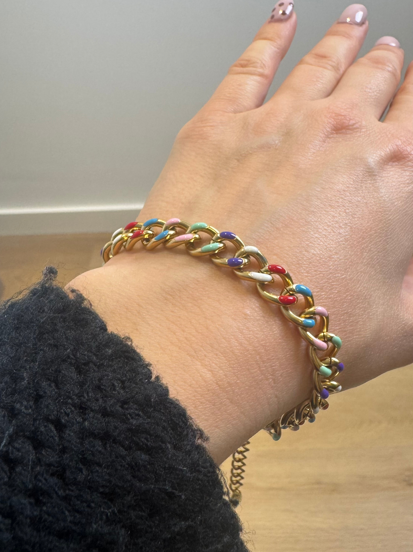 Pulseira colorida dourada