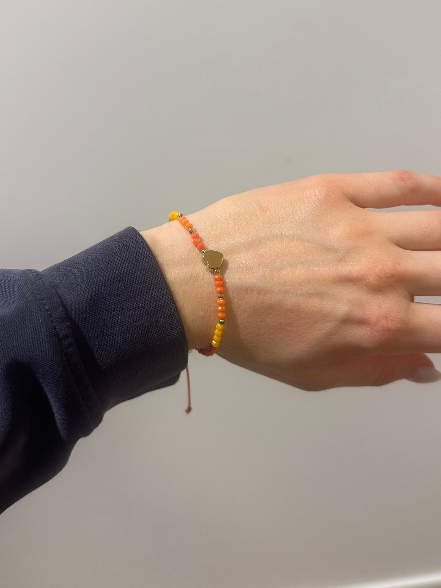 Pulseira ajustável laranja coração dourado