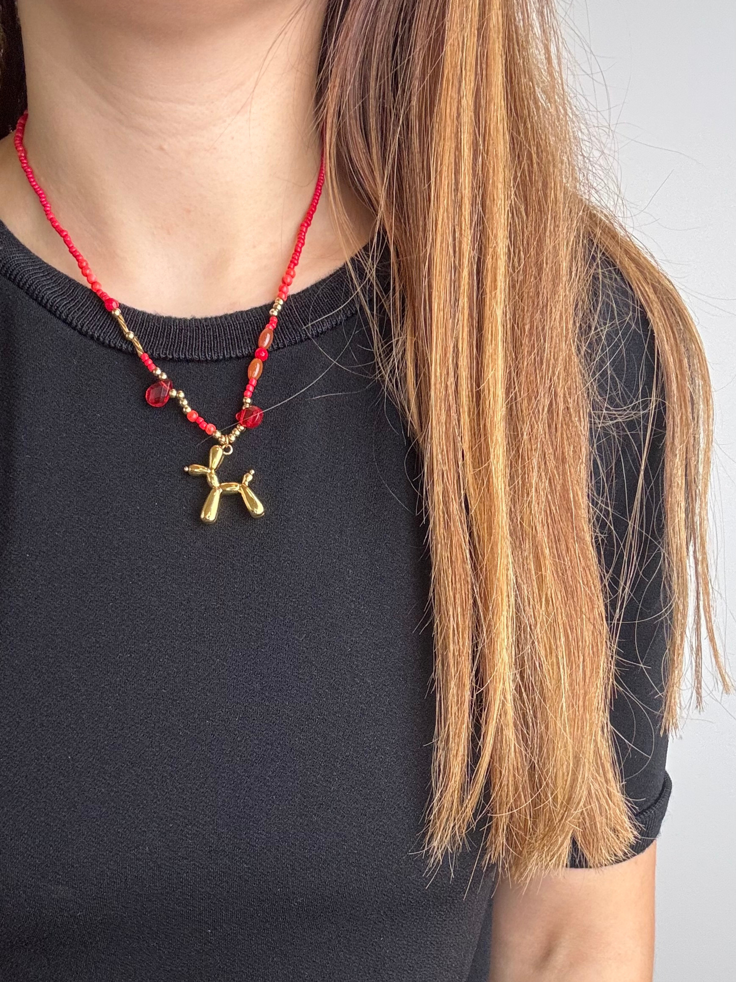 Colar missangas com cão balão dourado