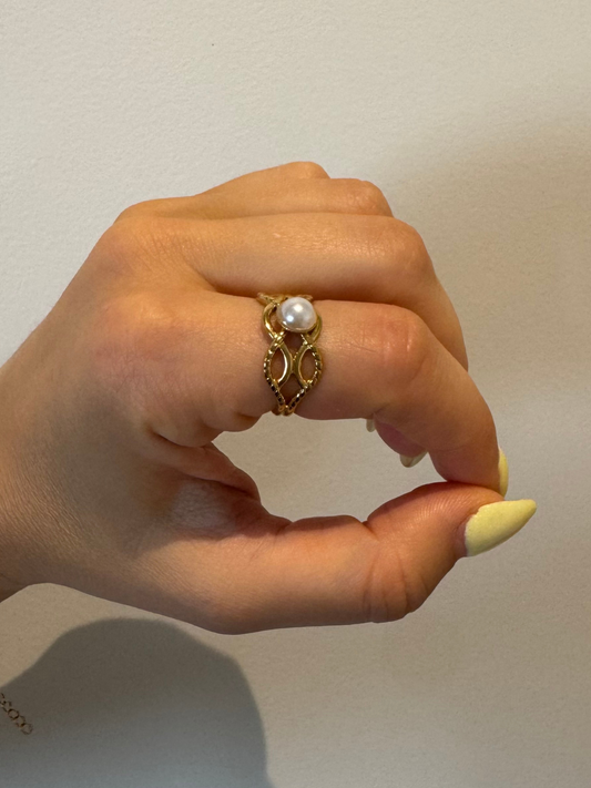 Anel dourado com pérola
