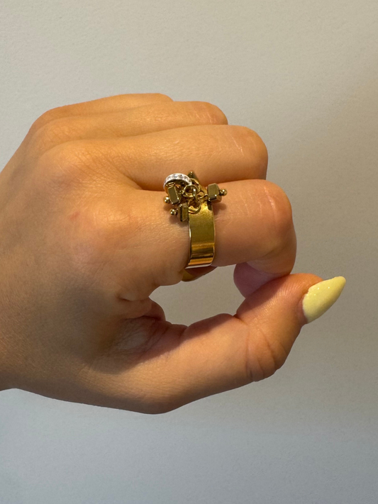 Anel dourado com pendentes