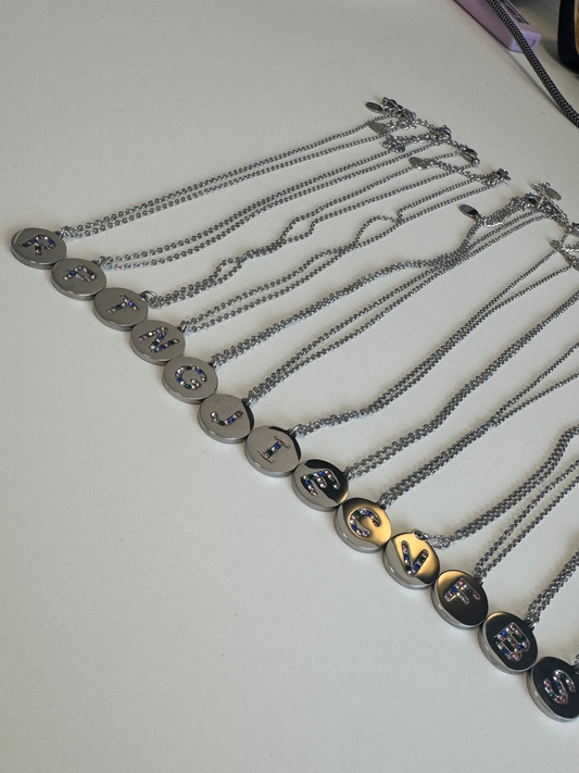 Colar prateado aço inoxidável com letra colorida zircónia