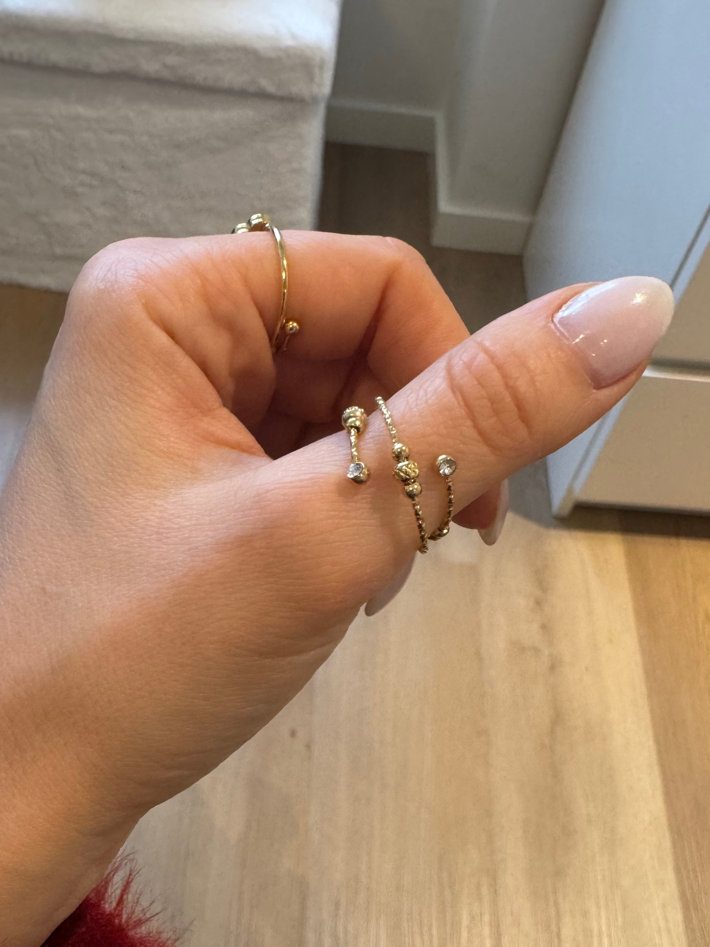 Anel dourado com duas zircónias