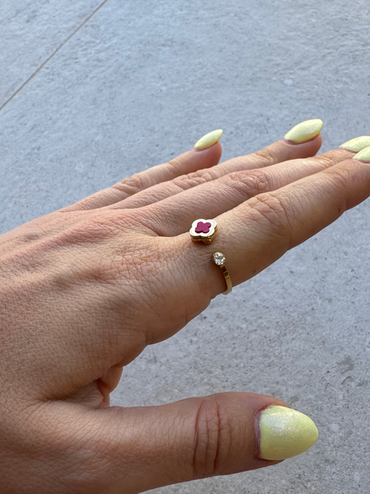 Anel trevo vermelho com zircónias