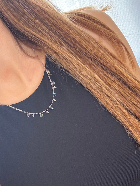 Colar prateado cruz e zircónias coloridas