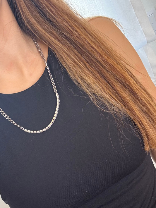 Colar prateado com zircónias