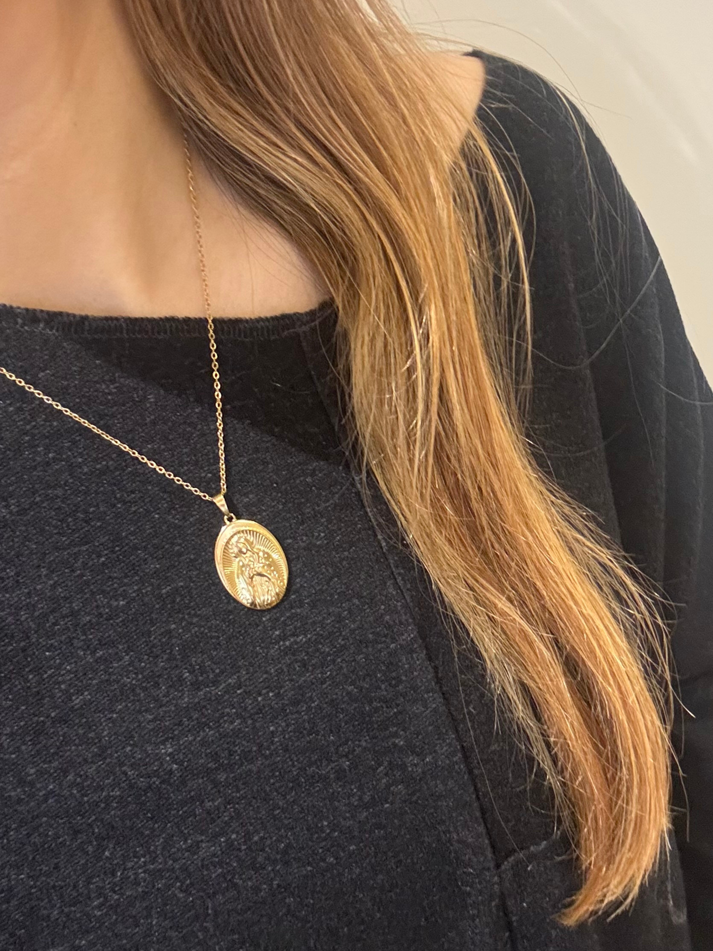 Colar dourado santo