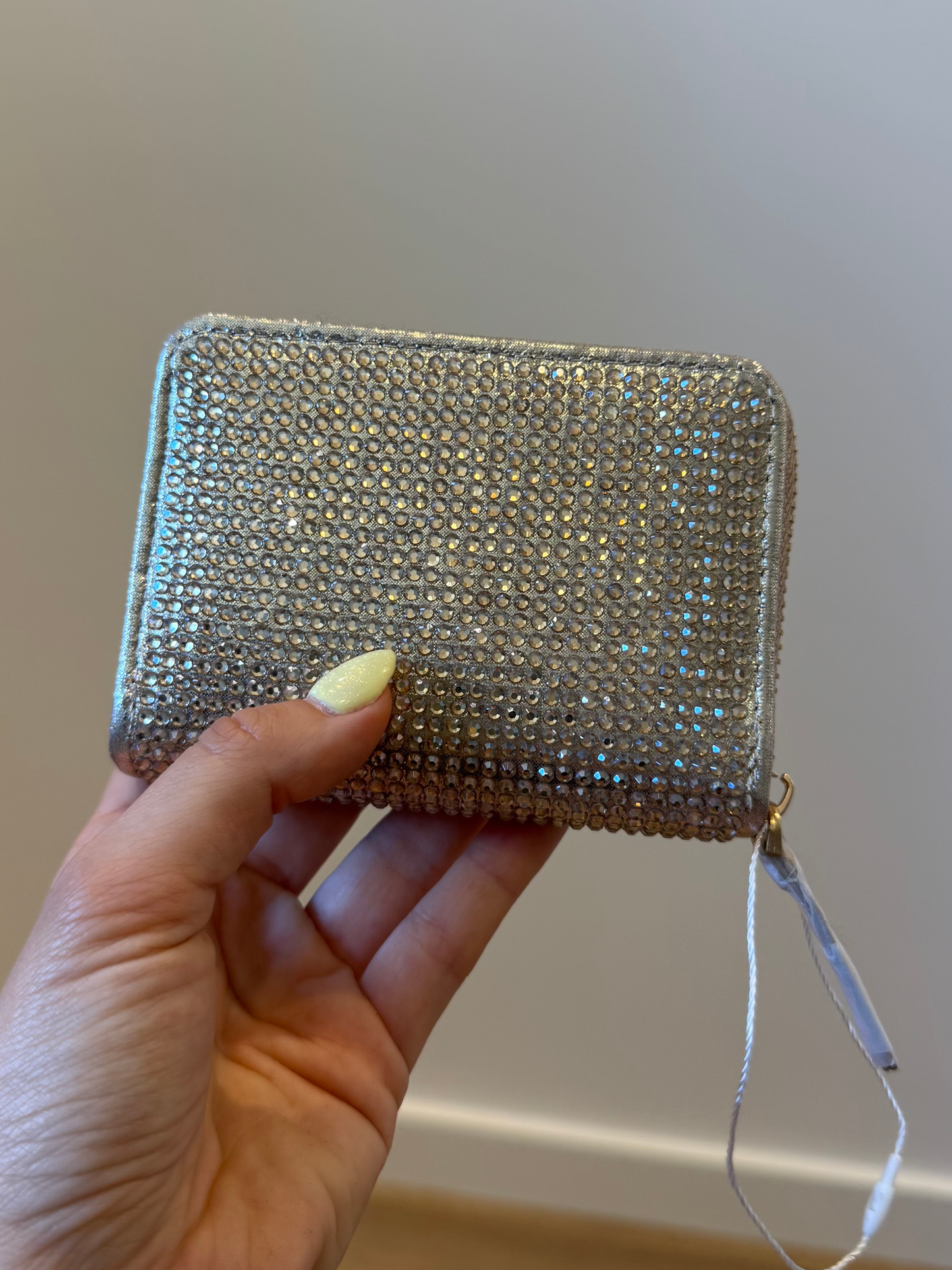 Carteira dourado escuro com fecho interior e espaço para cartões