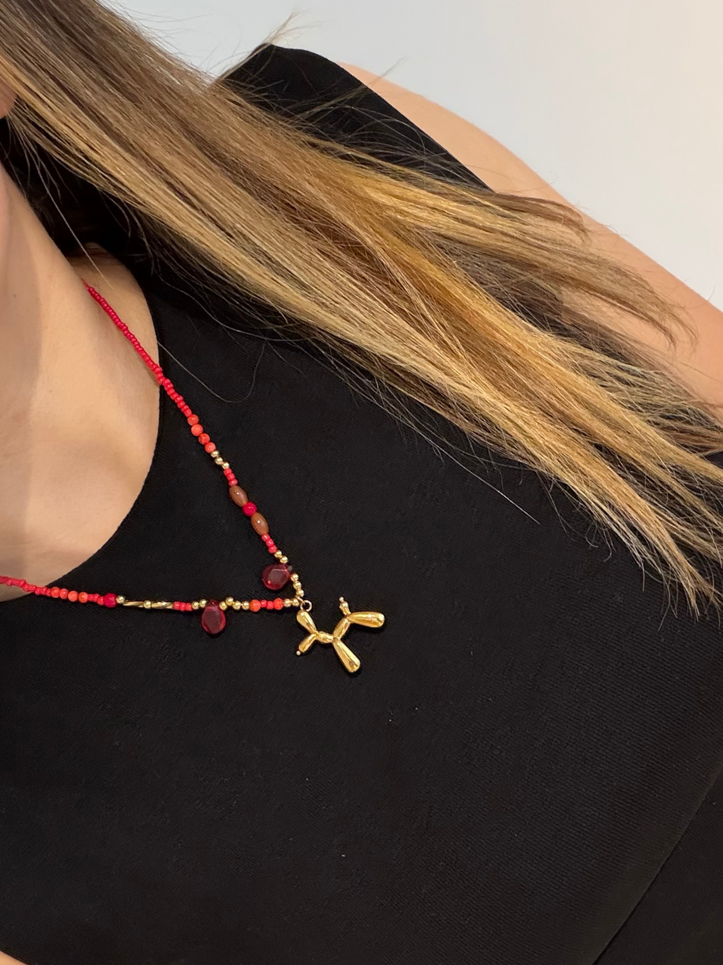 Colar missangas com cão balão vermelho