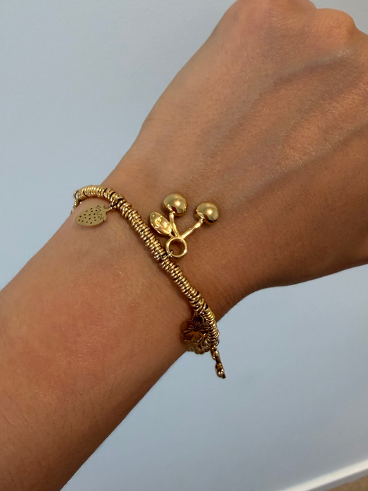 Pulseira dourada com charmes