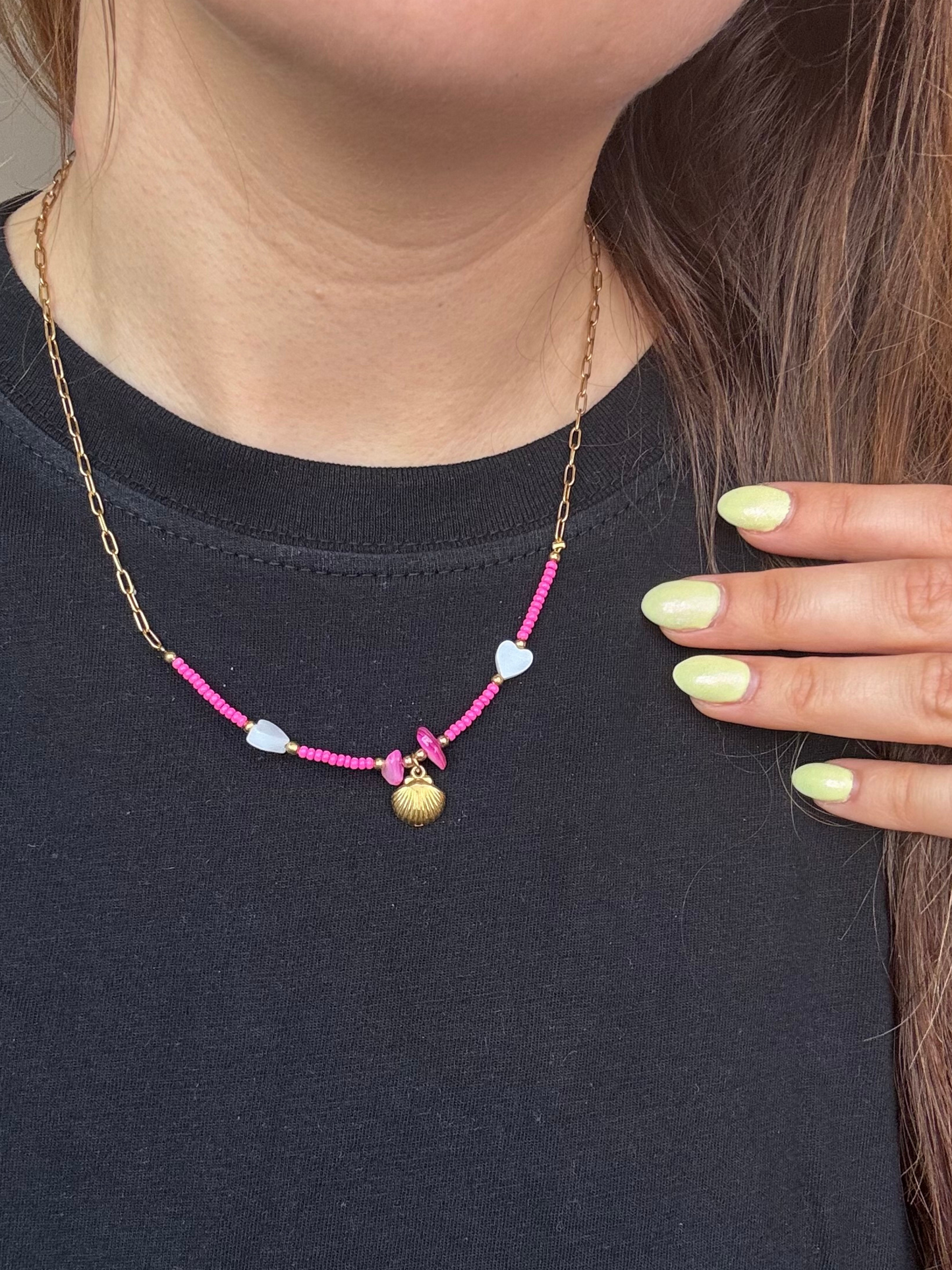 Colar missangas rosa corações e concha dourada