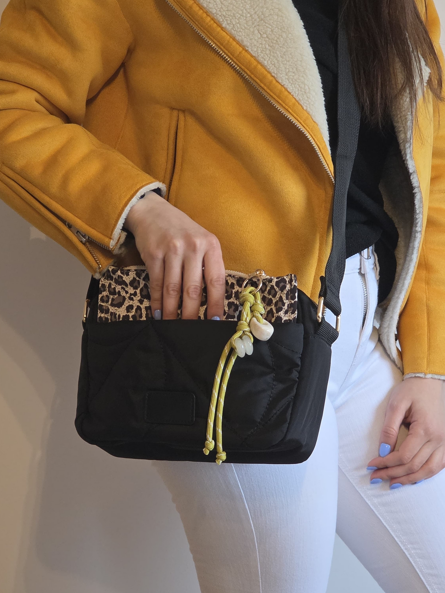 Mala Preta com bolsa tigresa