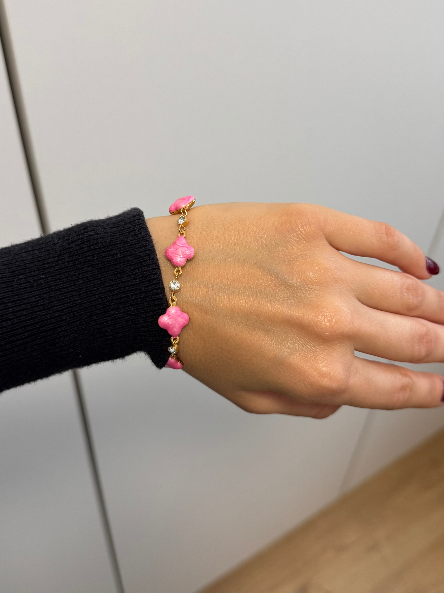 Pulseira cor-de-rosa com zircónias e acabamento dourado