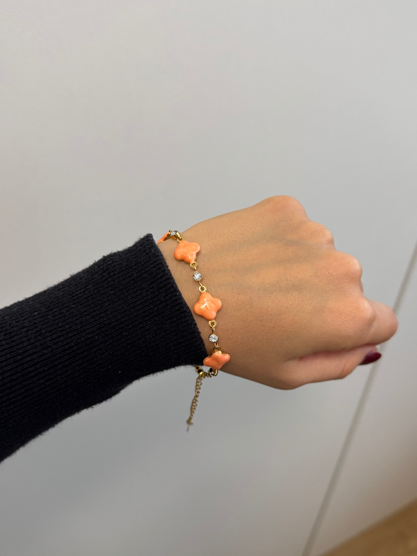 Pulseira laranja com zircónias e acabamento dourado