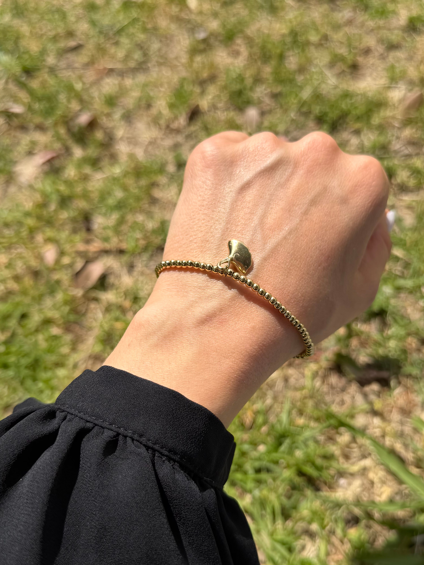 Pulseira dourada com concha dourada