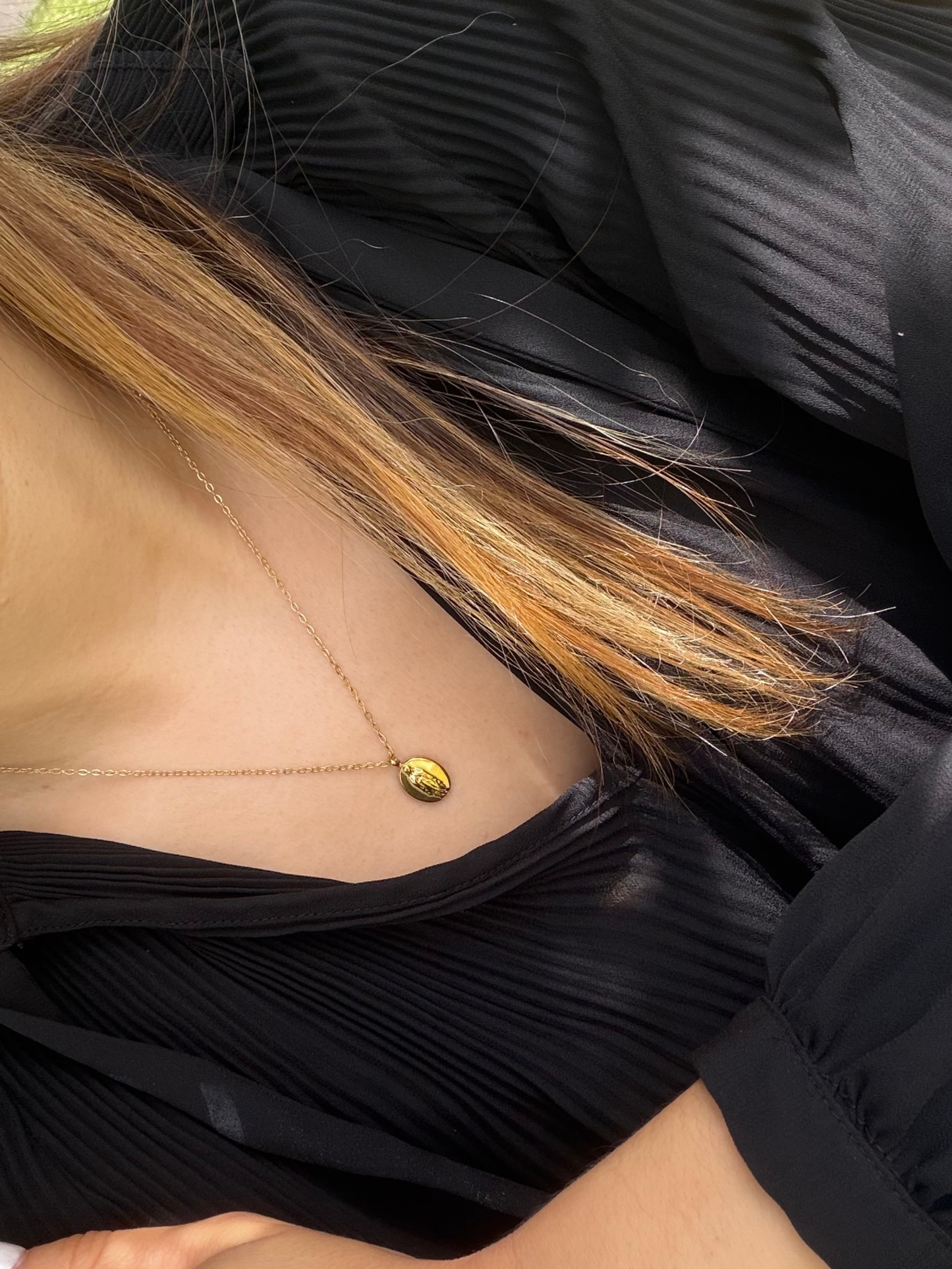 Colar Santo minimalista dourado