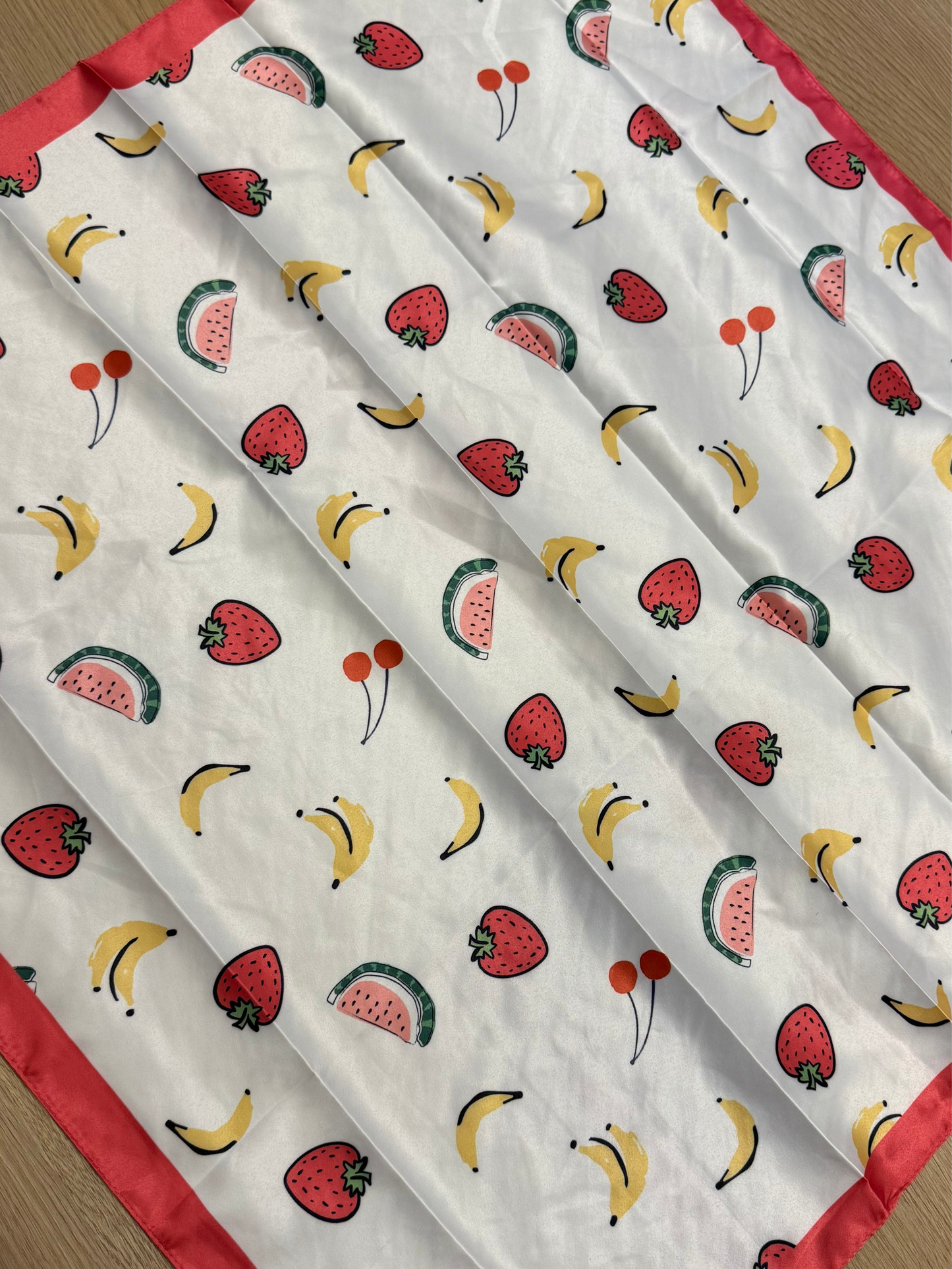 Lenço bananas e morangos