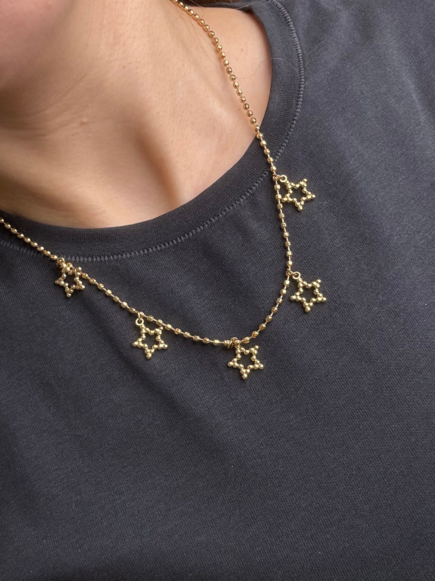 Colar curto estrelas douradas