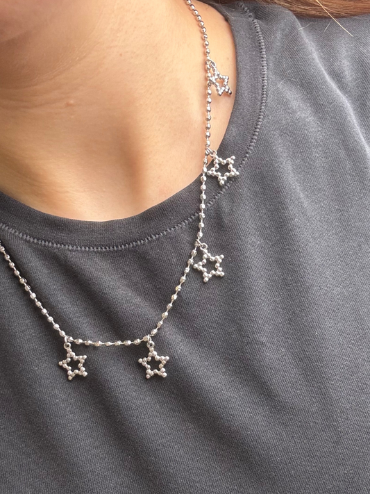 Colar curto estrelas prateado
