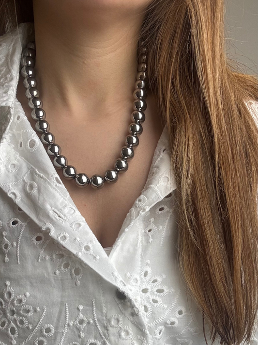Colar bolas prateadas