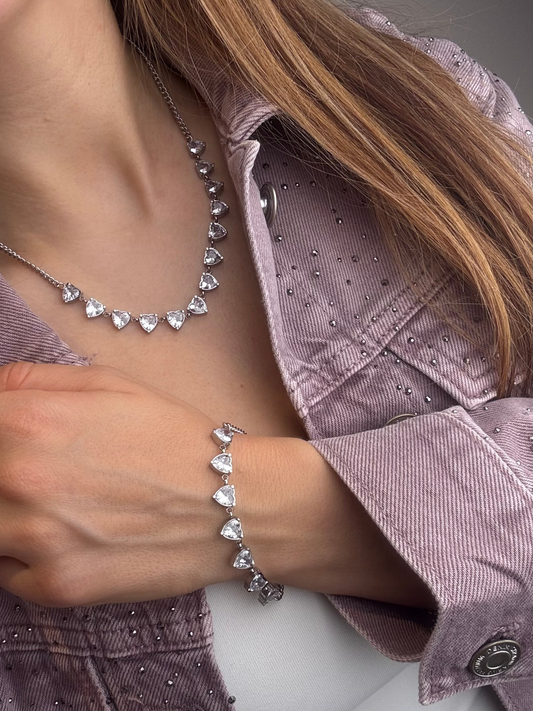 Colar prateado com corações zircónias