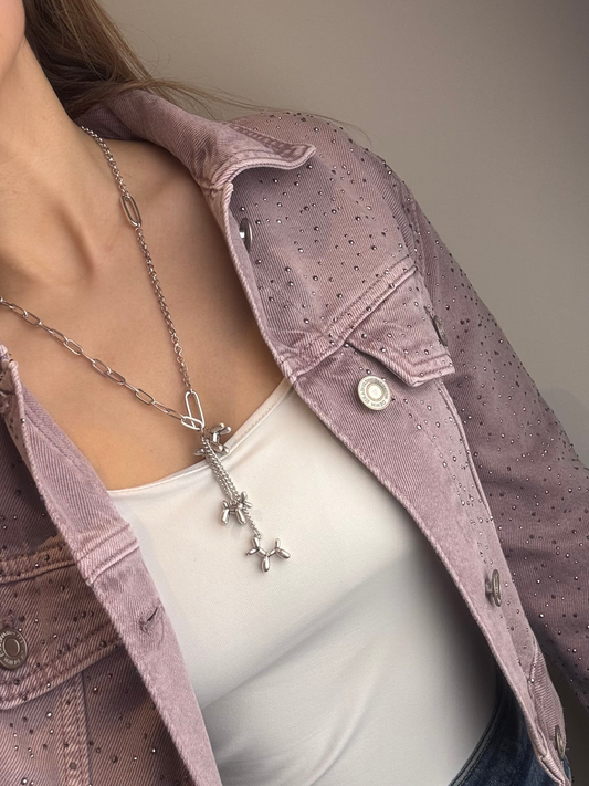 Colar prateado com cães balão