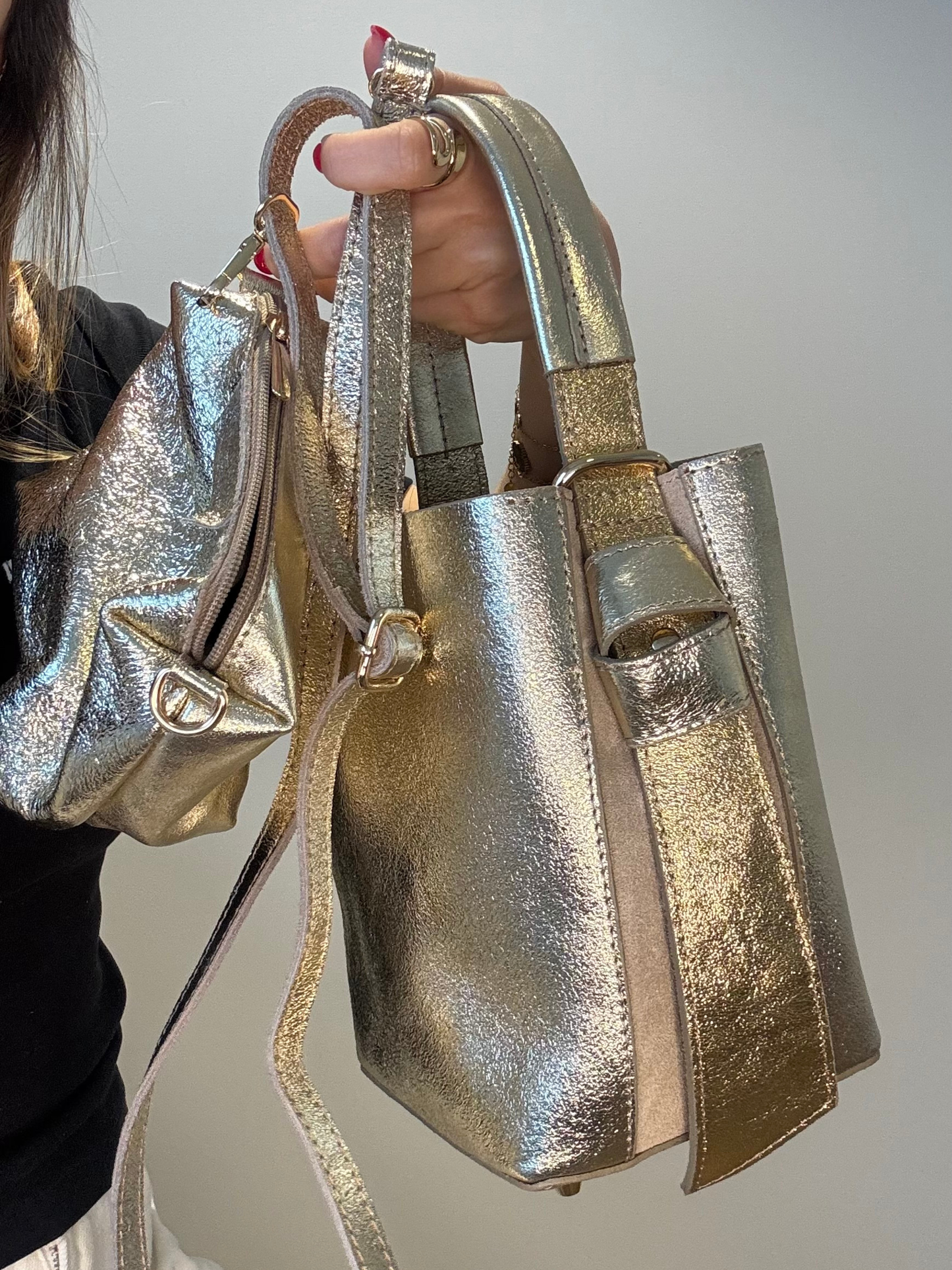 Mala em pele dourada com bolsa interior