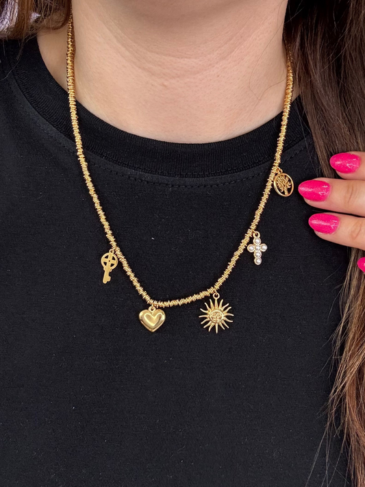 Colar dourado todo forrado em argolas com pendentes