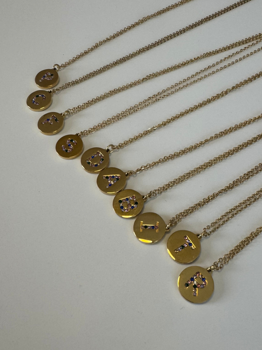 Colar Letra Dourado com zircónias coloridas