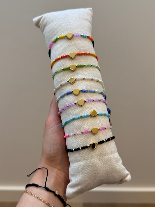 Pulseira missangas e coração dourado ajustável