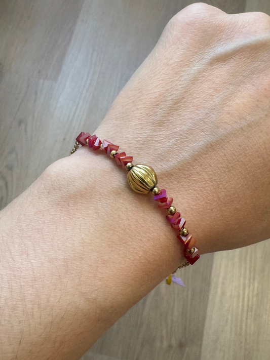 Pulseira vermelha com bola dourada