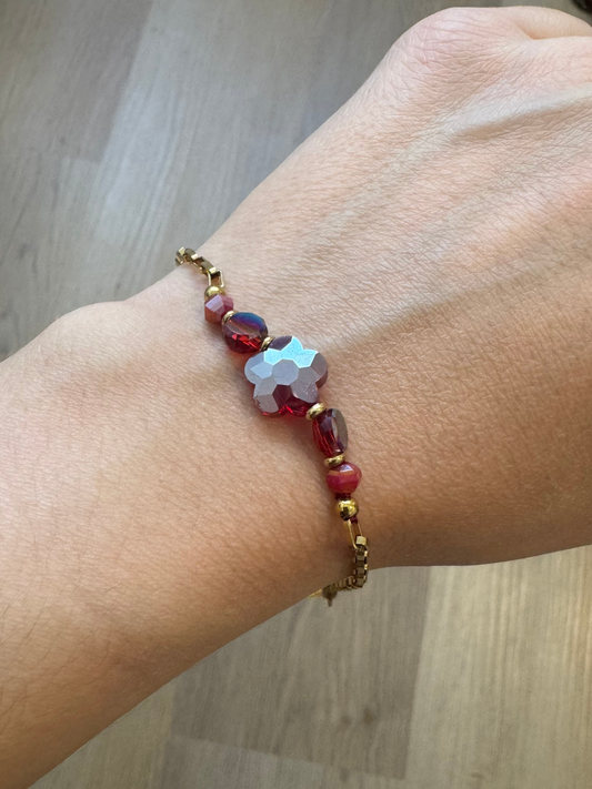 Pulseira vermelha com flor