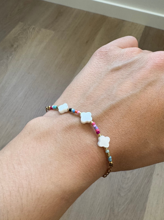 Pulseira trevos brancos colorida e aço inoxidável dourada