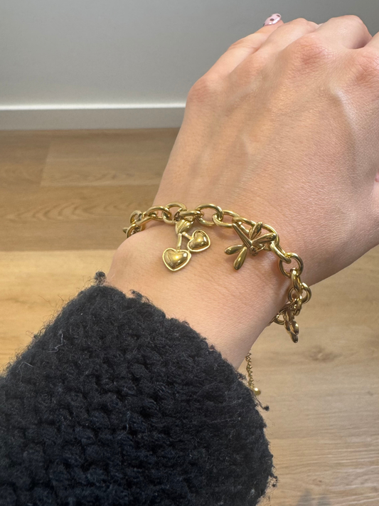 Pulseira com charms dourada